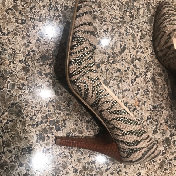Zebra strip pattern heels! Neve worn! - Picture 3 of 5